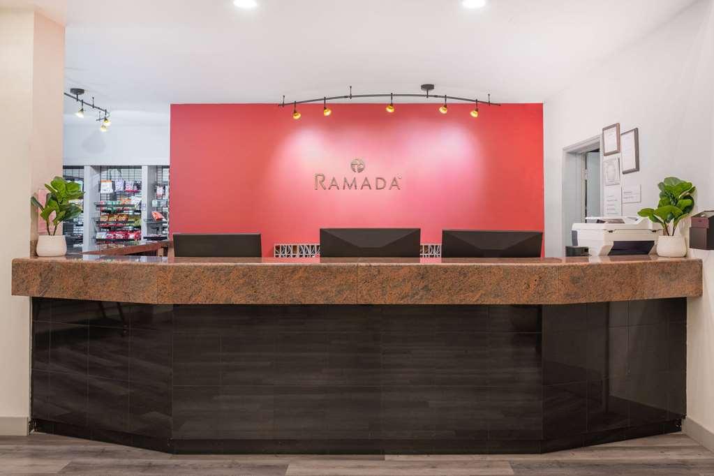 Ramada By Wyndham Bakersfield Hotel Интериор снимка