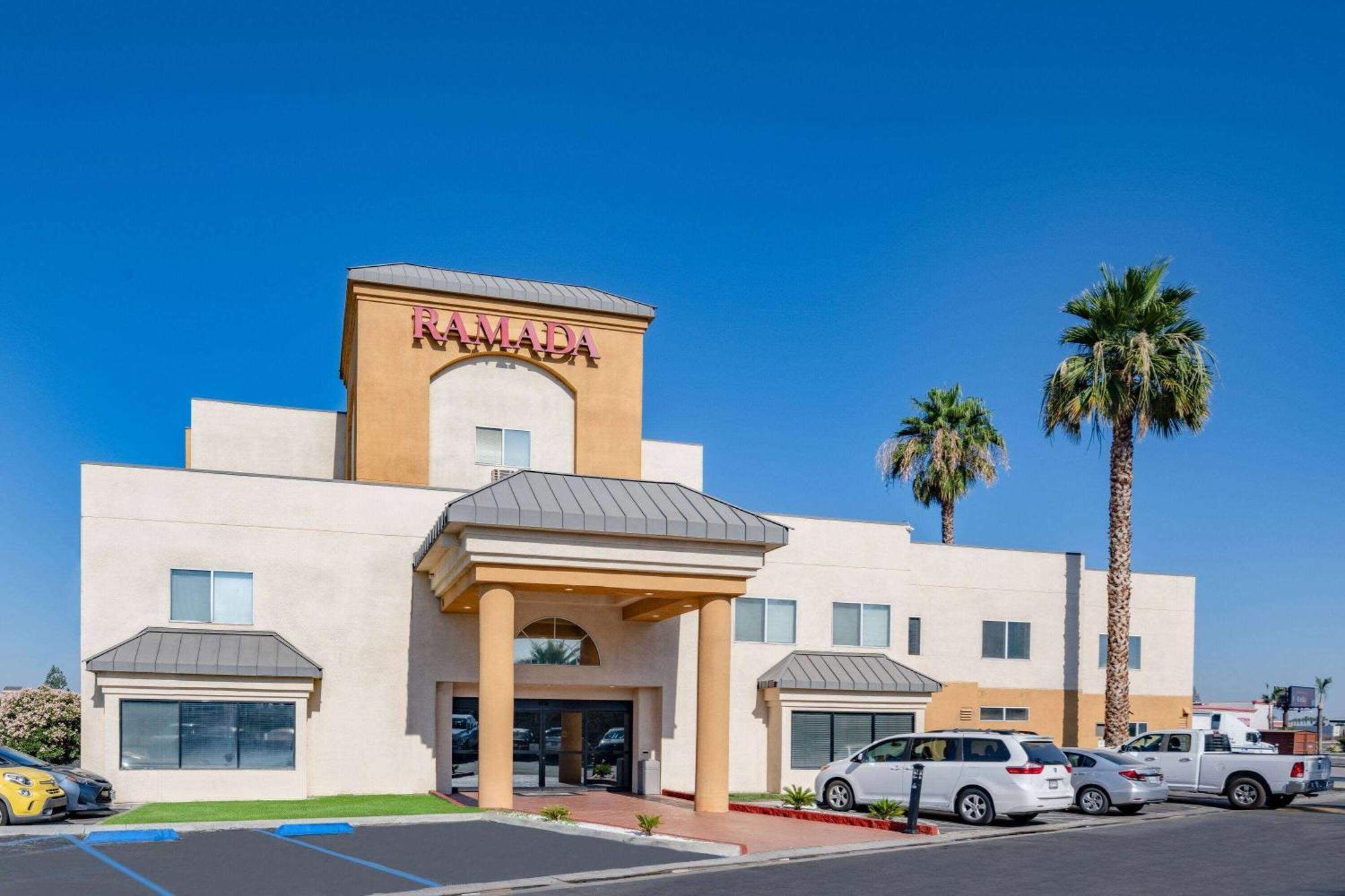 Ramada By Wyndham Bakersfield Hotel Екстериор снимка