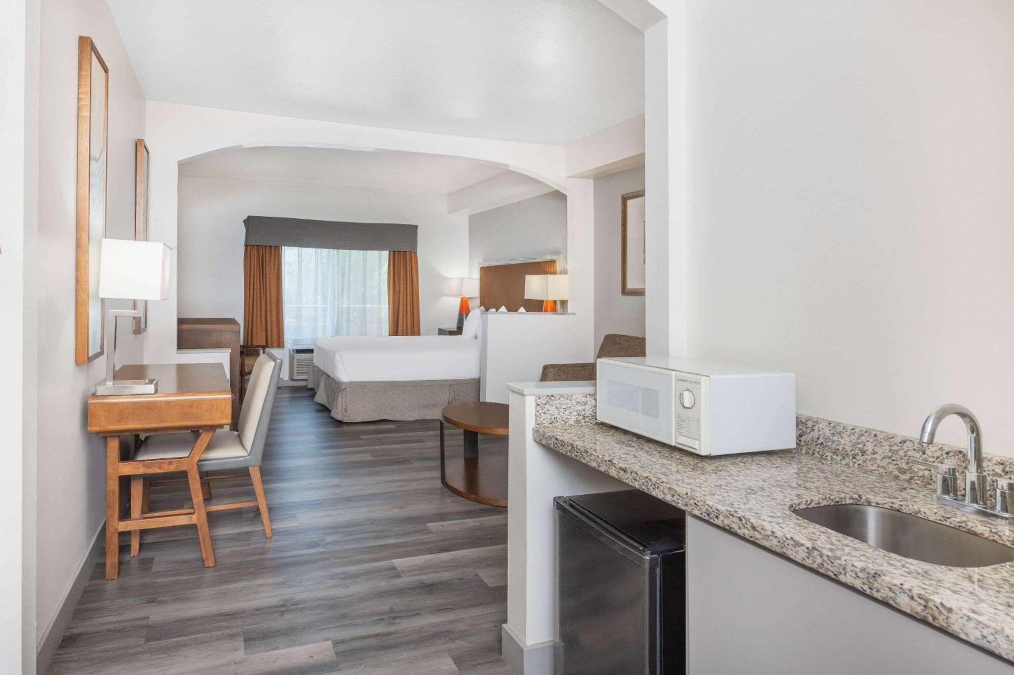 Ramada By Wyndham Bakersfield Hotel Екстериор снимка