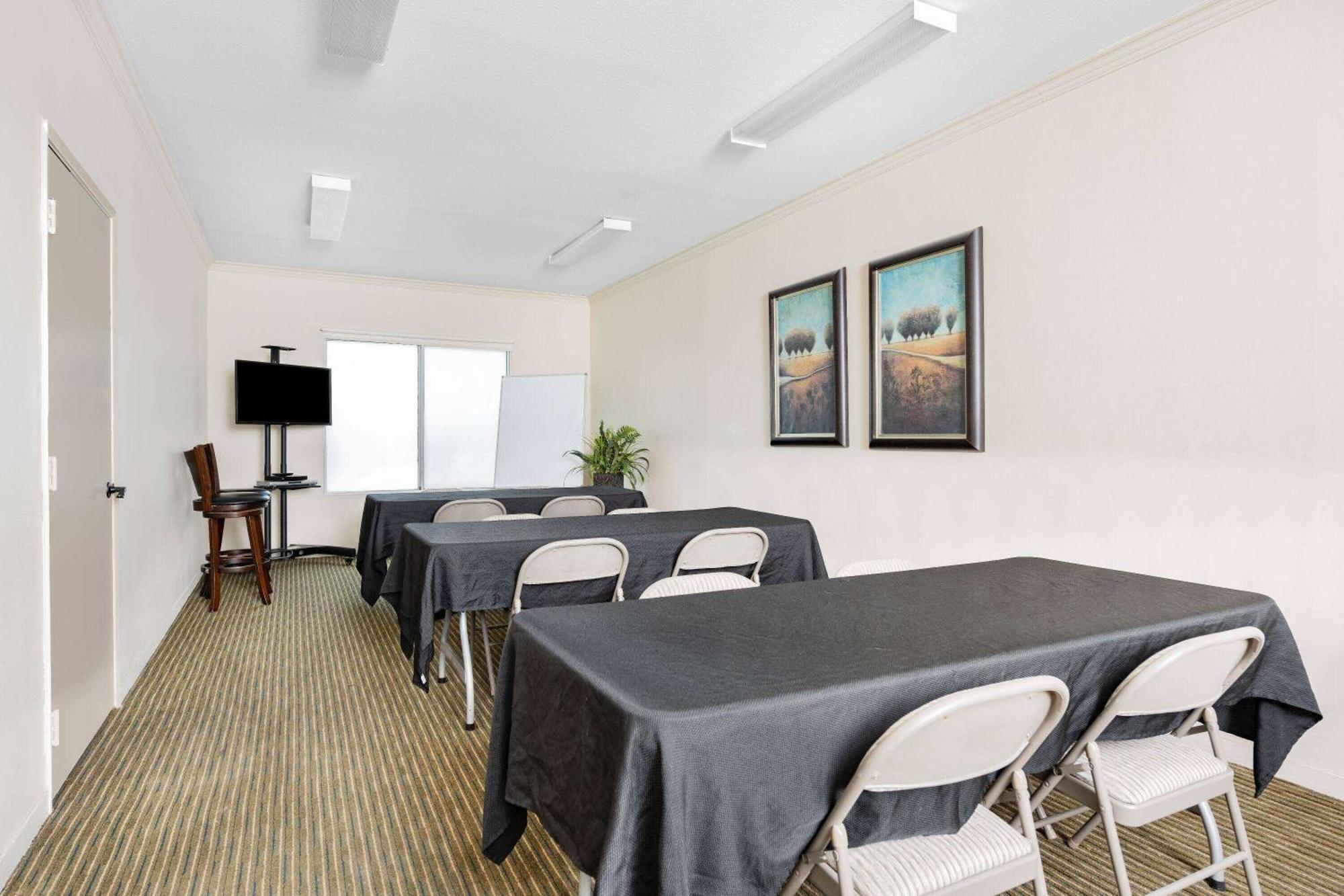Ramada By Wyndham Bakersfield Hotel Екстериор снимка