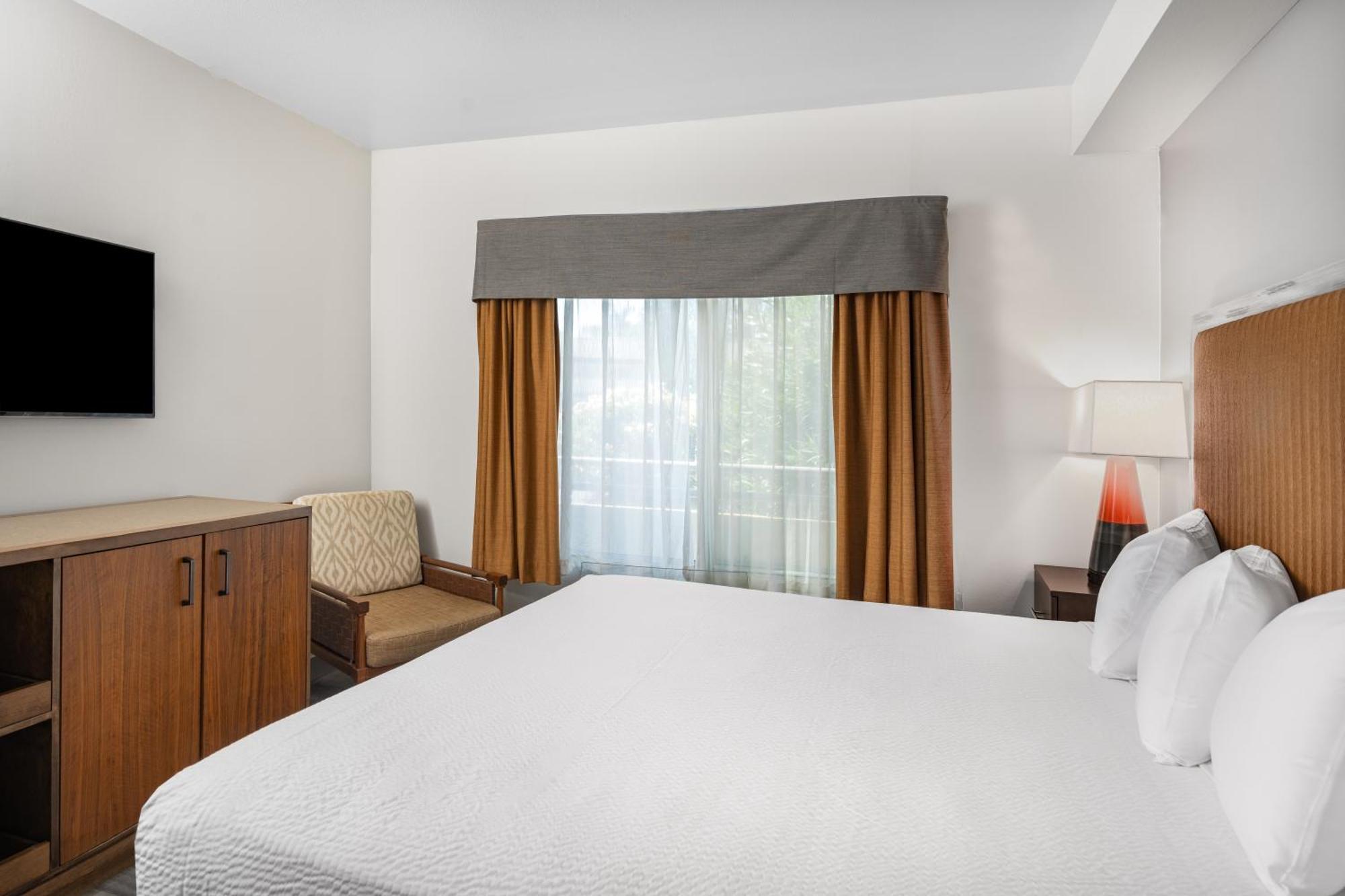 Ramada By Wyndham Bakersfield Hotel Екстериор снимка