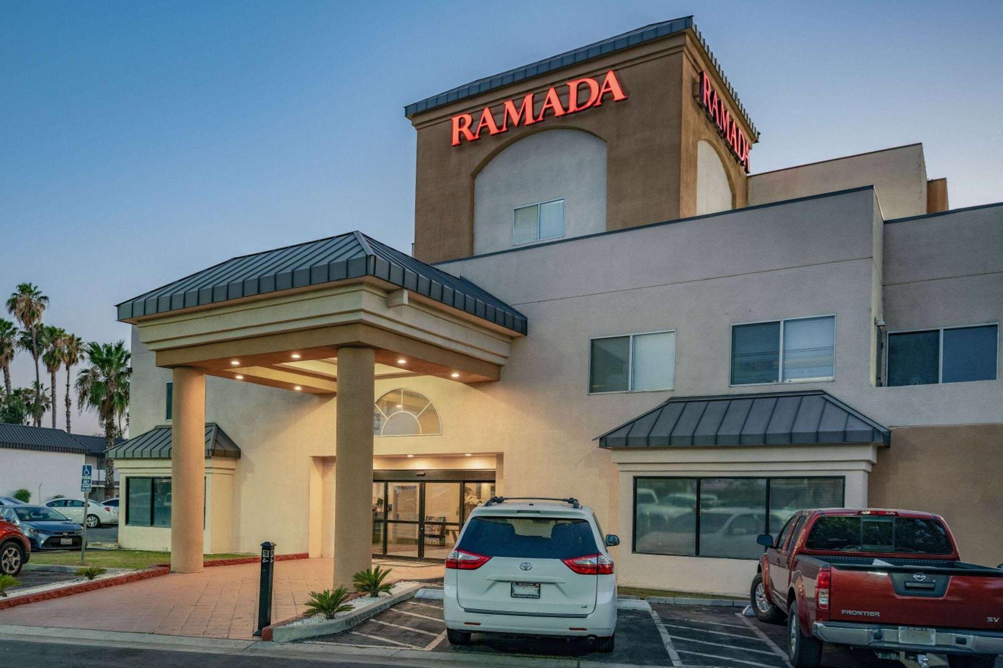 Ramada By Wyndham Bakersfield Hotel Екстериор снимка