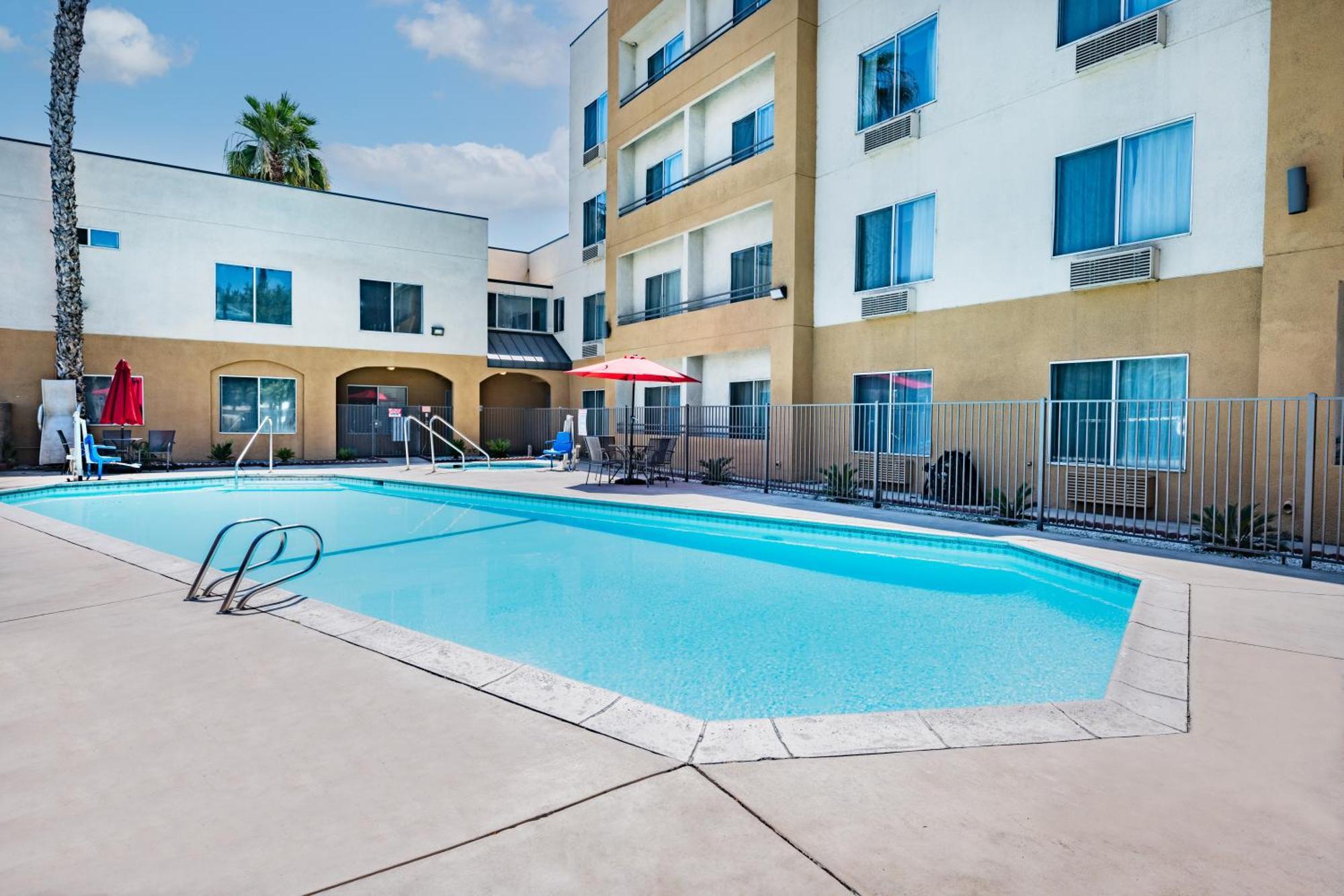 Ramada By Wyndham Bakersfield Hotel Екстериор снимка