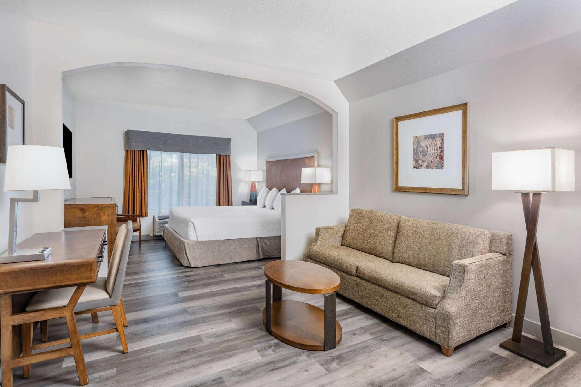 Ramada By Wyndham Bakersfield Hotel Екстериор снимка