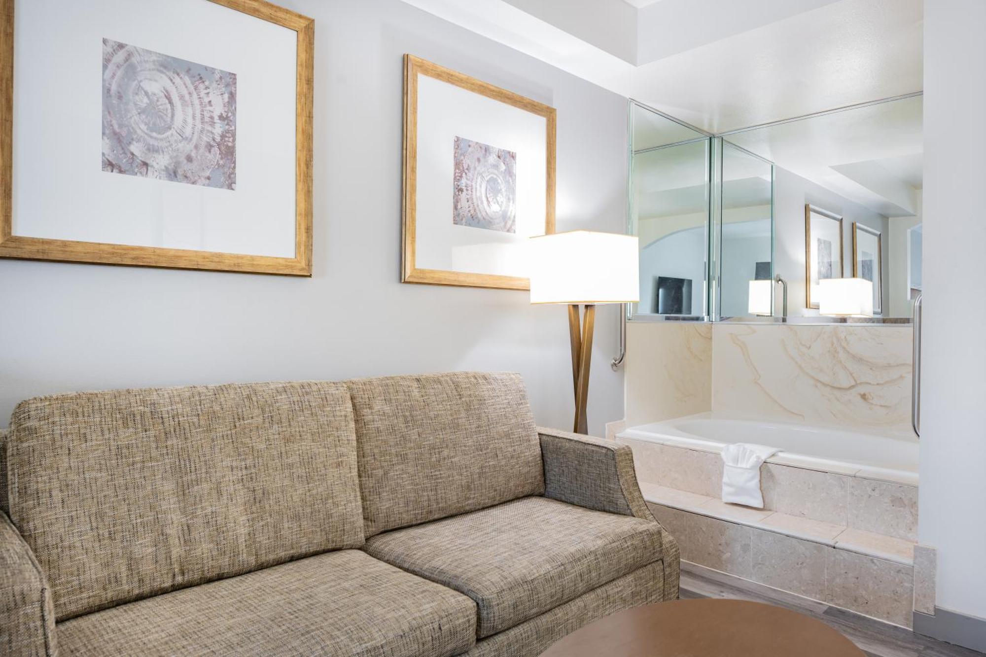Ramada By Wyndham Bakersfield Hotel Екстериор снимка