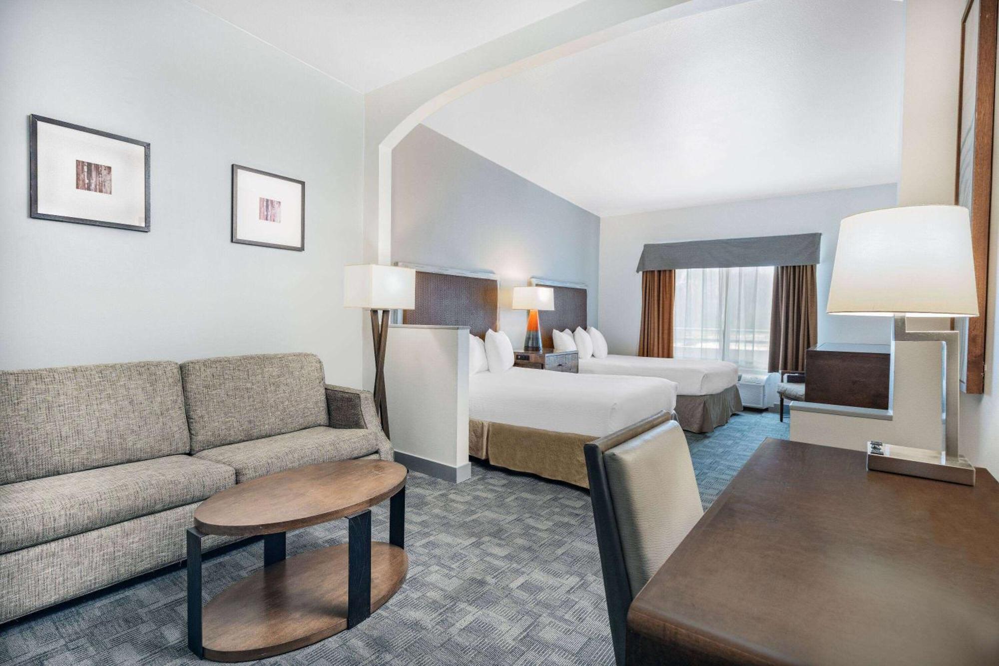Ramada By Wyndham Bakersfield Hotel Екстериор снимка